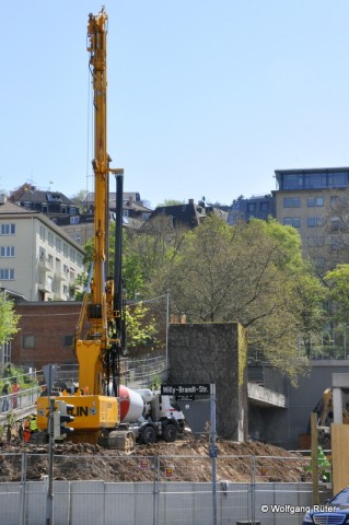 Züblin-Bohrgerät an der Stützmauer des Fußwegs neben der Neckarrealschule